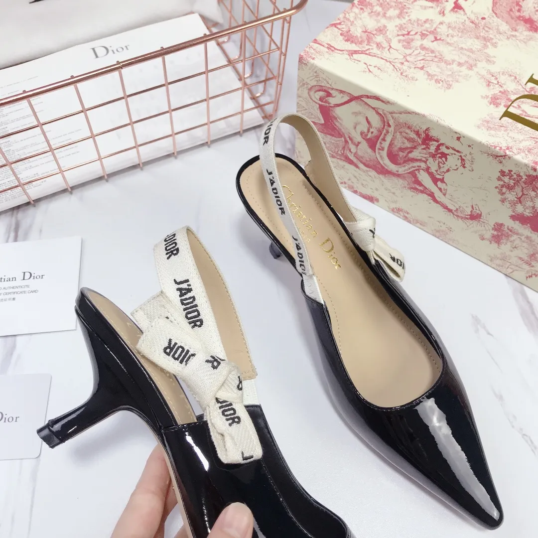 👟👟Ex-factory price 480👟👟 Women's shoes, women's clothing, special material 👟👟Ex-factory price 400👠👠👟👟 👟👟 Dior's popular sandals are new🔥 🔥 The same style of the year's most popular Internet celebrities and celebrities💁 💁. The fabric is imported; calf patent leather (special material), the lining and feet are made of calf leather lining🐑. Original molded heel, heel height 10Cm 6.5cm💘 flat bottom 1.5cm, original molded metal outsole with five-pointed star LOGO mark👟👟. Original bow, 💅 Italian leather outsole. 👄💋 Full set of packaging (clamshell box, cloth bag, card, invoice, one-to-one wrapping paper) 34 40 41 customized